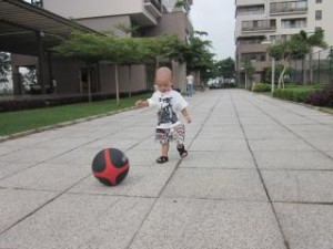 menino futebol