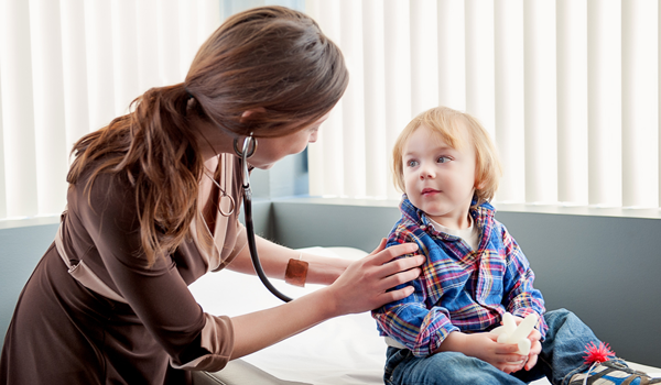 pediatra-cuidando-crianca