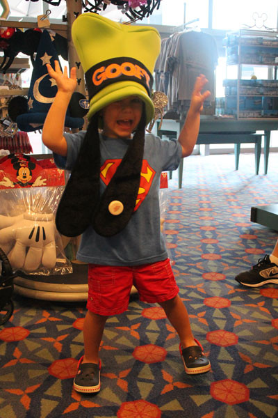Lucas se divertindo com o chapéu do Pateta