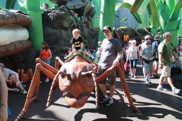 Lucas montado na formiga gigante do Honey, I Shrunk the Kids Movie Set Adventure, atração do Hollywood Studios, um dos parques da Disney em Orlando