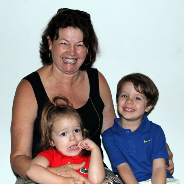 Vovó Tania (minha mãe, com os netos Lucas e Larissa.